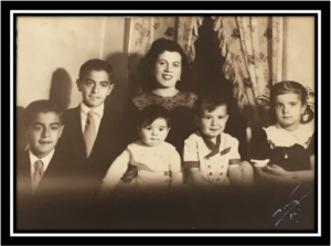 Minha Mãe, com vinte e cinco anos e os filhos- Vicente, Márcio, Alex Fernando e Lúcia, 1950